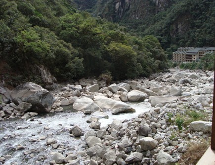 Irresponsables construcciones en las orillas del río roaguas